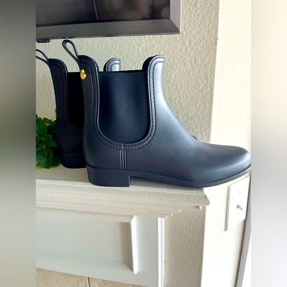 lemon jelly Shoes - NWOT LEMON JELLY Chelsea ankle RAIN BOOT Europe size :37 navy blue